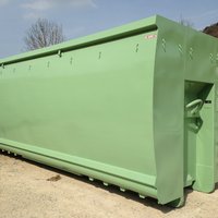 Abrollcontainer mit 38 m³ Volumen aus der Serie EKO2, offen ausgeführt in Grün mit Tunnel und montiertem Hakengerät, unbelegt aufgestellt