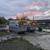 Zwei Absetzpresscontainer der Marke Pöttinger, 10 m³, Grau RAL 9006, mit Hebekippvorrichtung (HKV) und Falconic-System in Doppelausführung – effiziente Lösung für industrielle Abfallverdichtung.