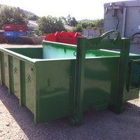 Abrollcontainer mit 20 m³ Schuttmulde in Grün, offen ausgeführt mit Rampe zur Beladung