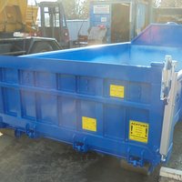 Abrollcontainer mit offener Schuttmulde in Blau und kombinierter Heckklappe zur einfachen Entladung