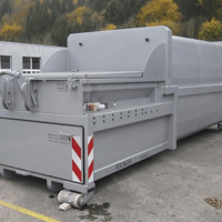 Abrollpresscontainer 24 m³ in RAL 9006 vom Hersteller Beringer auf einem Firmengelände – ideal für Pressgut und Industrieabfälle.