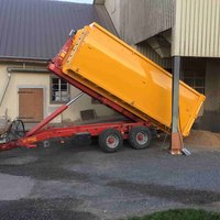 Abrollcontainer mit 36 m³ Volumen, spantenfrei, aus der Serie EKO1 in Gelb, mit sichtbarem Hakengerät zum Anhängen