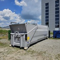 Abrollpresscontainer der Marke Pöttinger mit 24 m³ Volumen, grauer Trichteraufbau für Rampenbeschickung, ausgestattet mit Falconic-System – ideale Lösung für industrielle Abfallentsorgung.