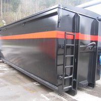 Abrollcontainer mit 36 m³ Volumen, spantenfrei, mit mechanischem Dach über Stockwinde, schwarz lackiert mit rotem Streifen