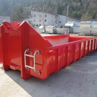 Abrollcontainer mit 12 m³ Schuttmulde in Rot, offen ausgeführt und mit Rampe zur einfachen Beladung