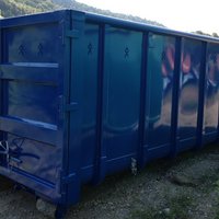 Abrollcontainer mit 30 m³ Volumen, offen ausgeführt in Blau und mit Flügeltüre zur einfachen Entladung