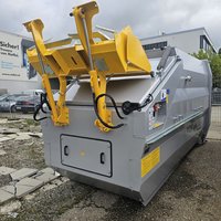 Absetzpresscontainer der Marke Pöttinger, 10 m³, Grau RAL 9006, mit Hebekippvorrichtung (HKV) und Falconic-System – effiziente Loesung fuer industrielle Abfallverdichtung.