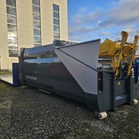Abrollpresscontainer der Marke Pöttinger, 24 m³, matt schwarz, mit Hebekippvorrichtung (HKV), Falconic-System und hochgezogenen Seitenwänden – moderne Lösung für industrielle Abfallverdichtung.