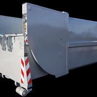Silberne Schwingkolbenpresse mit 24 m³, Seitenansicht auf schwarzem Hintergrund