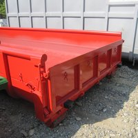 Abrollcontainer mit Schuttmulde in Rot und integrierter Rampe zur einfachen Beladung