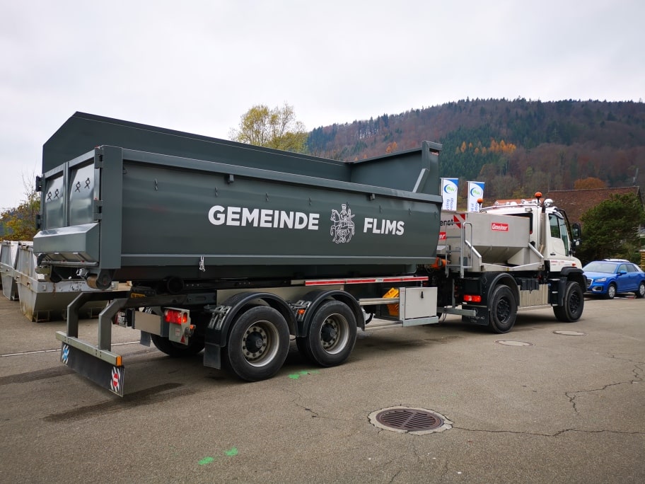 Schneecontainer mit 30 m³ Volumen aus der Serie EKO1, offen und spantenfrei, mit Spezial-Seitenwänden, Aufbau hinten, Flügeltüre mit Sörling-System, grau lackiert