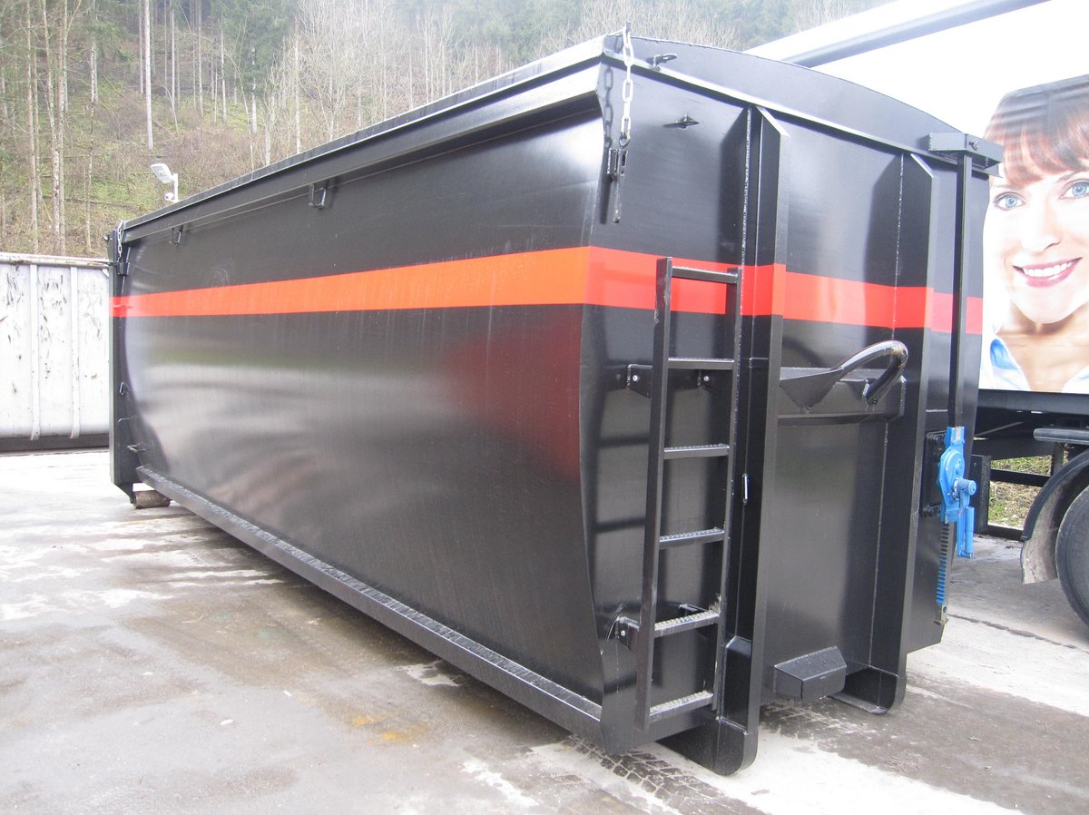 Abrollcontainer mit 36 m³ Volumen, spantenfrei, mit mechanischem Dach über Stockwinde, schwarz lackiert mit rotem Streifen